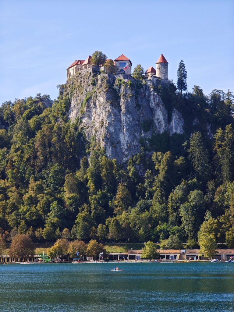 Der Felsen der Burg fällt senkrecht in den Bleder See