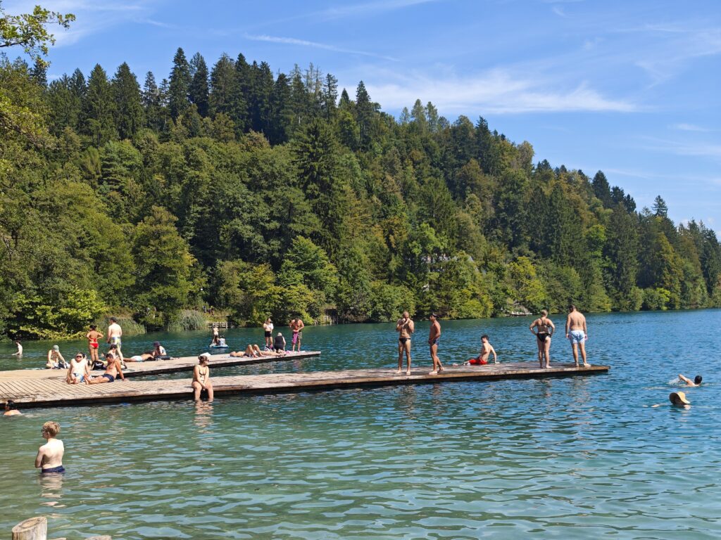 In der Bucht Mala Zaka am Bleder See baden - sehr schön mit den Holzstegen